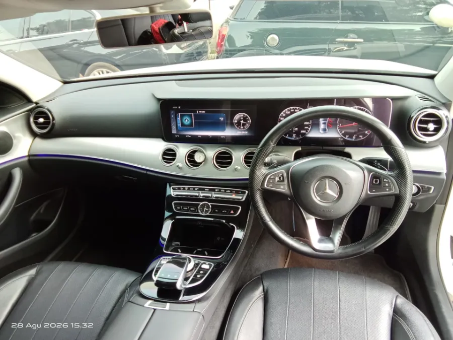 Foto Mobil Bekas Dashboard Mercedes-Benz E250 2.0 tahun 2017