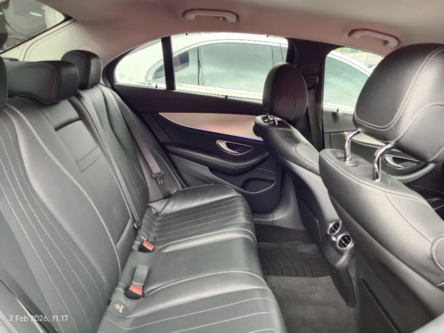 Foto Mobil Bekas Kabin Belakang Mercedes-Benz E250 2.0 tahun 2017