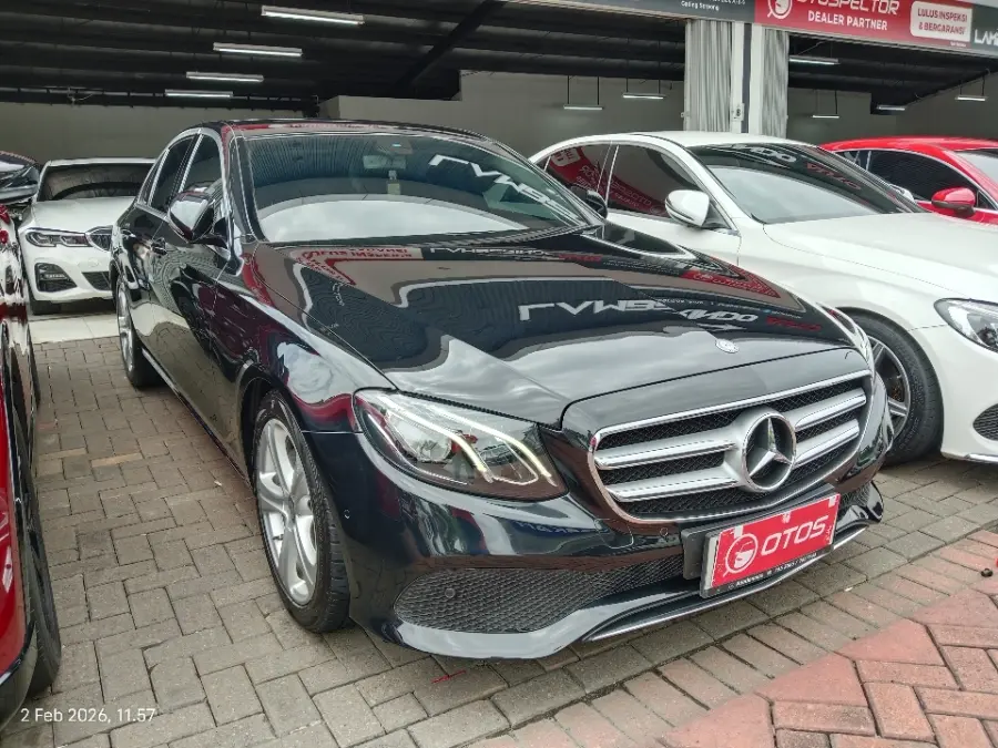 Foto Mobil Bekas Kanan Depan Mercedes-Benz E250 2.0 tahun 2017