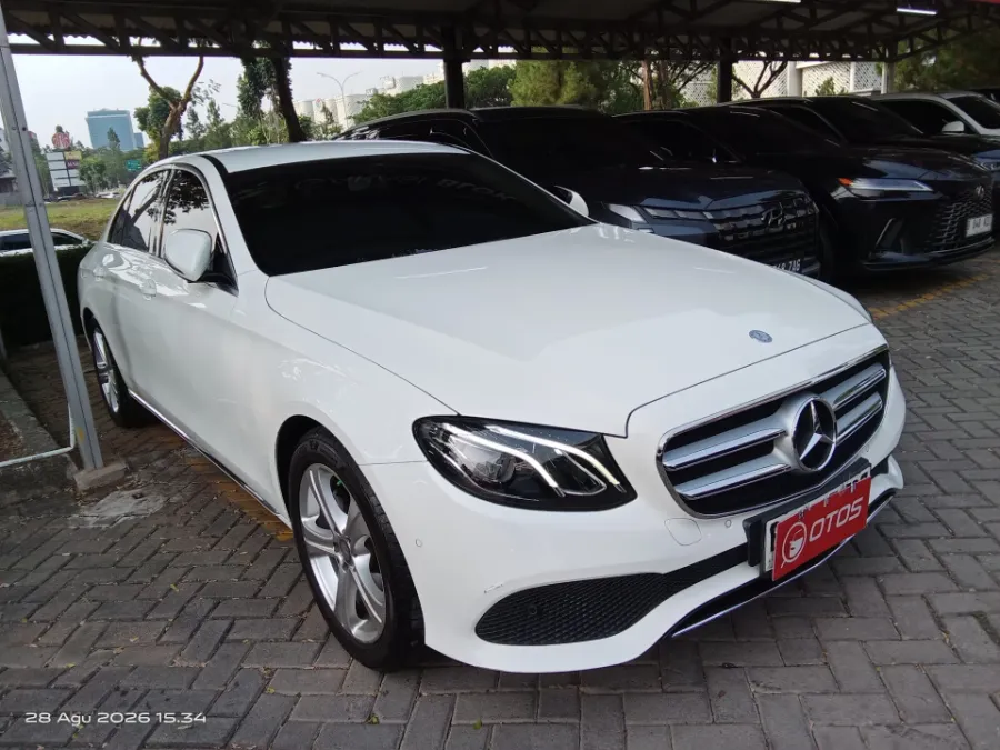 Foto Mobil Bekas Kanan Depan Mercedes-Benz E250 2.0 tahun 2017