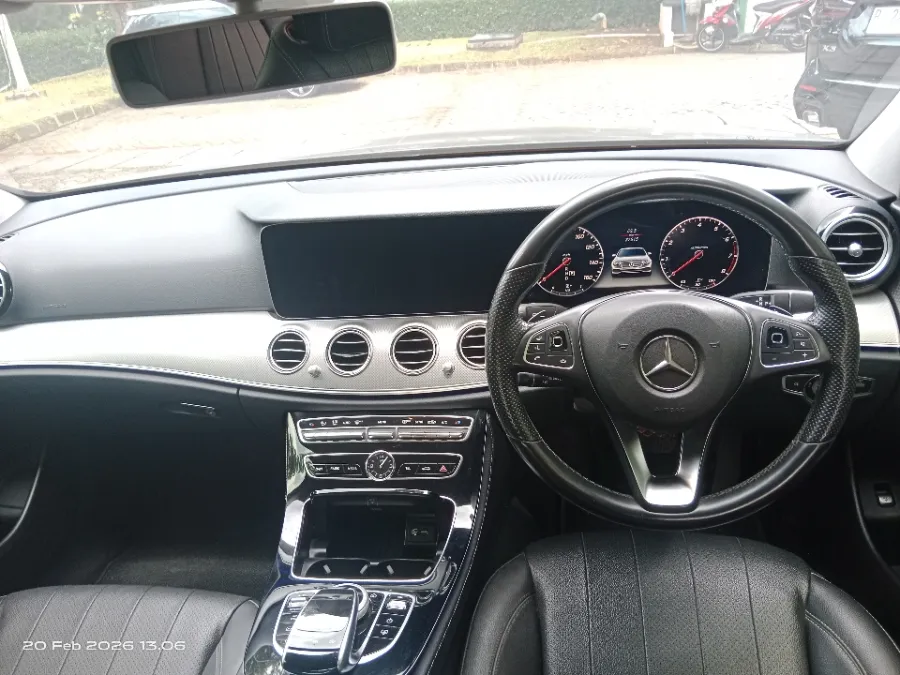 Foto Mobil Bekas Dashboard Mercedes-Benz E250 2.0 tahun 2018