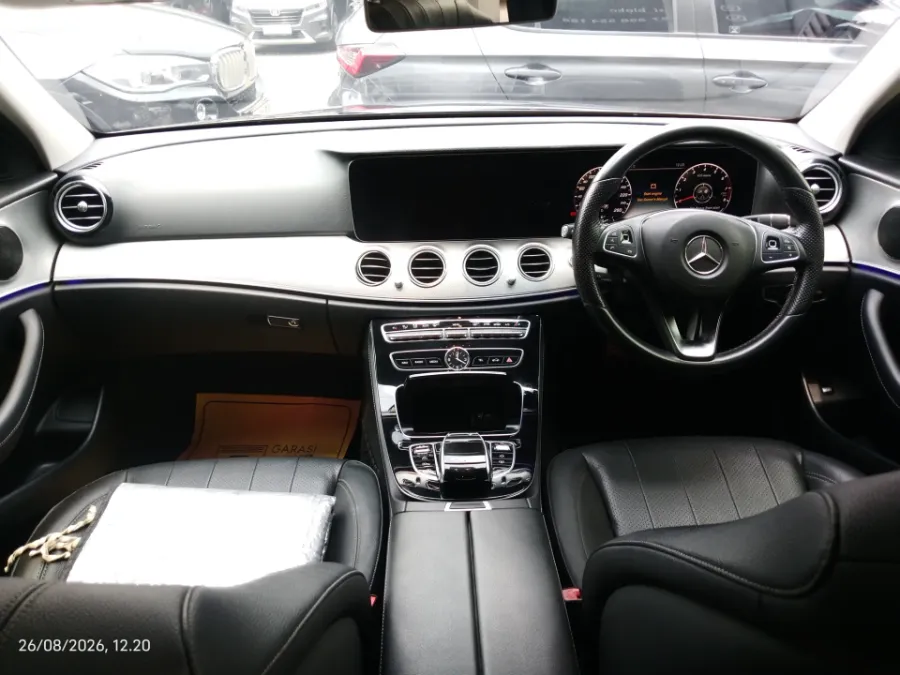 Foto Mobil Bekas Dashboard Mercedes-Benz E250 2.0 tahun 2018