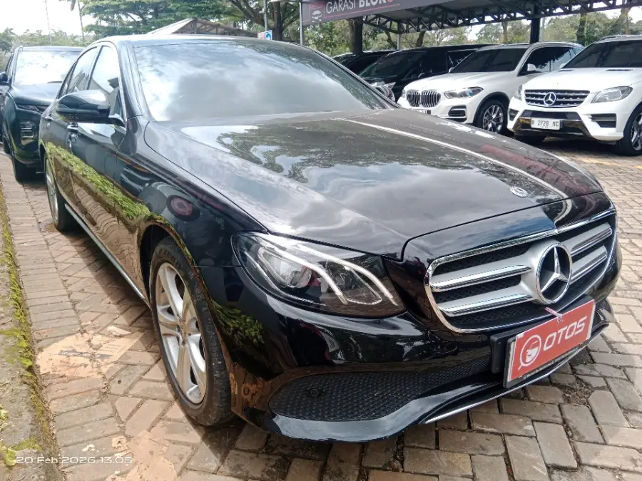 Foto Mobil Bekas Kanan Depan Mercedes-Benz E250 2.0 tahun 2018