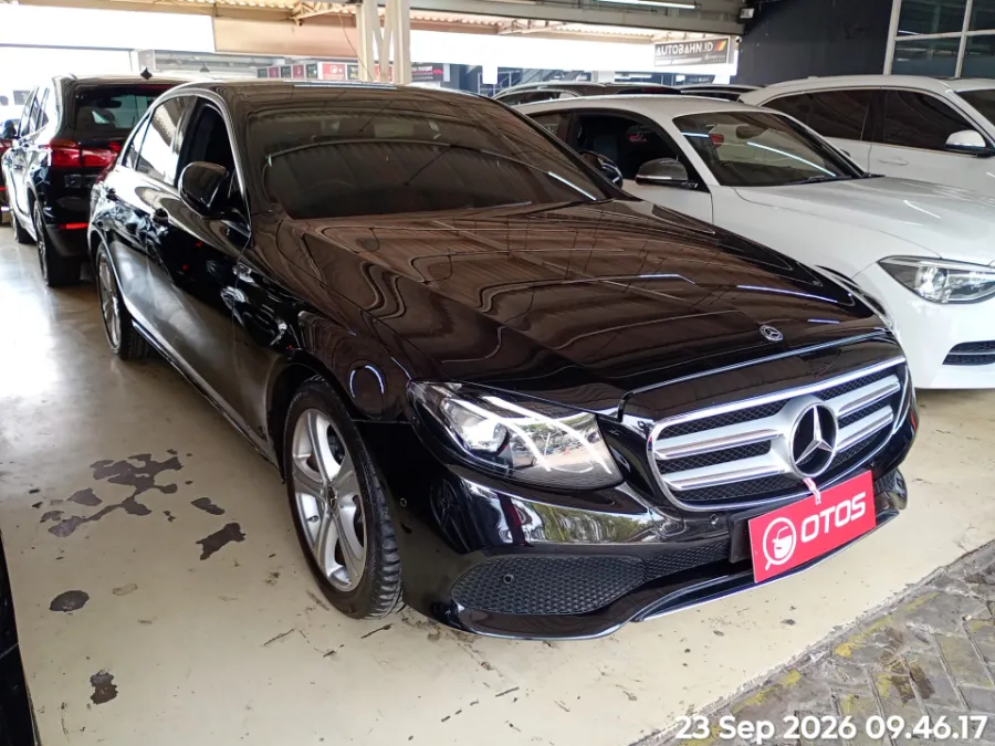 Foto Mobil Bekas Kanan Depan Mercedes-Benz E250 2.0 tahun 2018