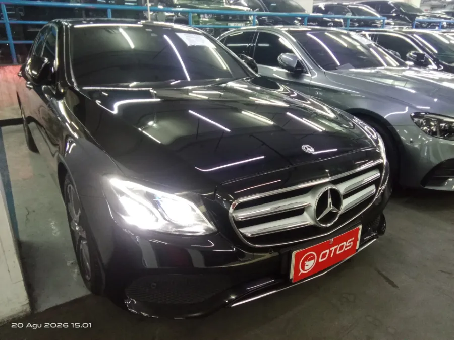 Foto Mobil Bekas Kanan Depan Mercedes-Benz E250 2.0 tahun 2019