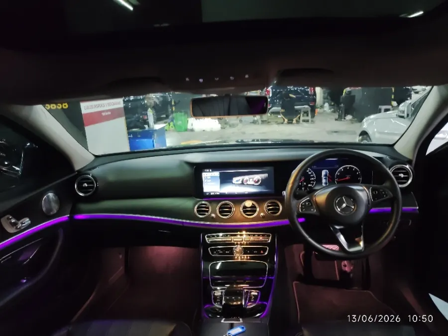 Foto Mobil Bekas Dashboard Mercedes-Benz E300 2.0 tahun 2016