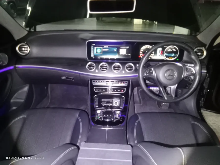 Foto Mobil Bekas Dashboard Mercedes-Benz E300 2.0 tahun 2016