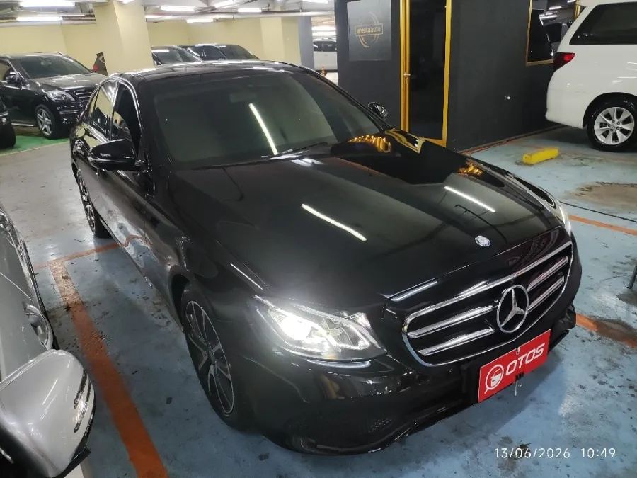 Foto Mobil Bekas Kanan Depan Mercedes-Benz E300 2.0 tahun 2016