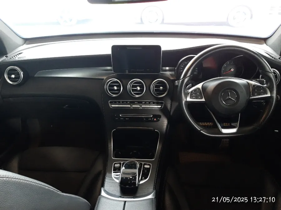 Foto Mobil Bekas Dashboard Mercedes-Benz E300 2.0 tahun 2017