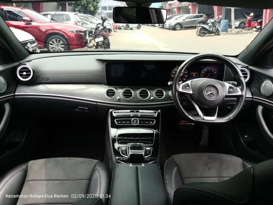 Foto Mobil Bekas Dashboard Mercedes-Benz E300 2.0 tahun 2017
