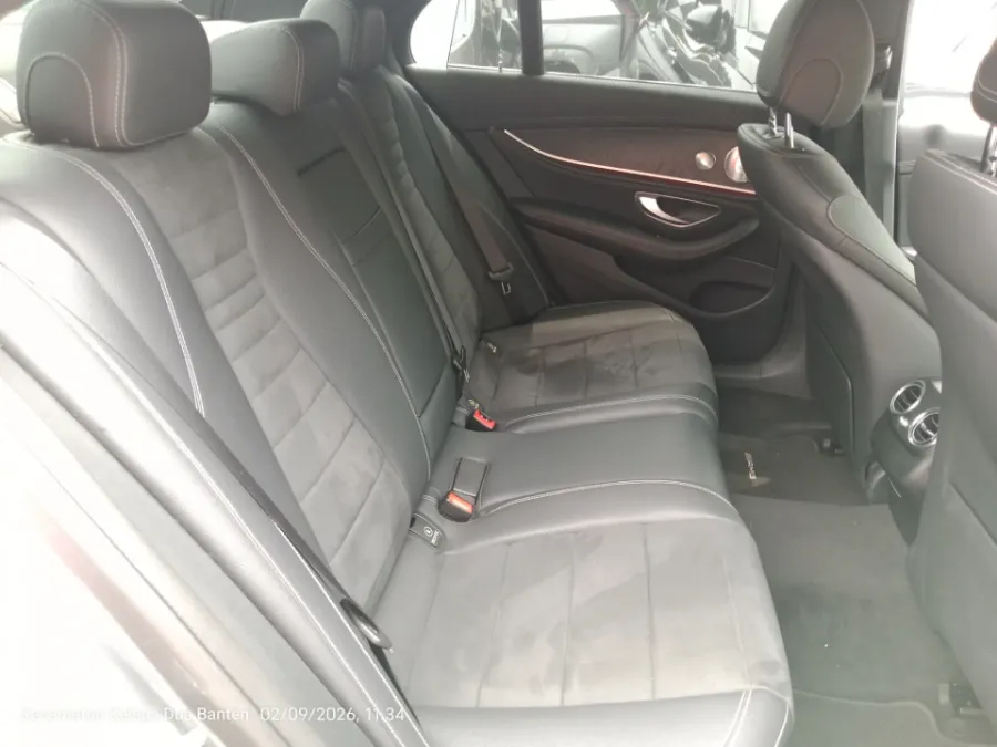 Foto Mobil Bekas Kabin Belakang Mercedes-Benz E300 2.0 tahun 2017