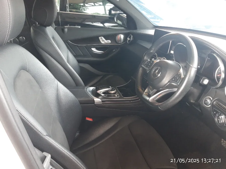 Foto Mobil Bekas Kabin Depan Mercedes-Benz E300 2.0 tahun 2017