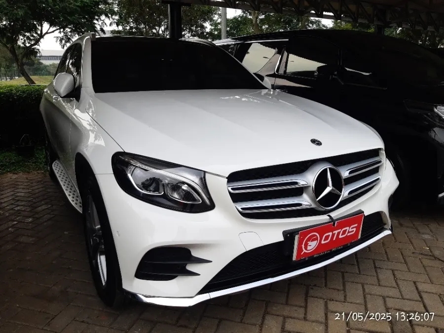 Foto Mobil Bekas Kanan Depan Mercedes-Benz E300 2.0 tahun 2017
