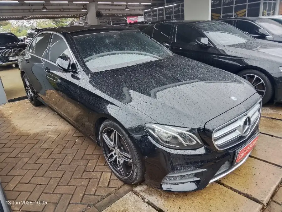 Foto Mobil Bekas Kanan Depan Mercedes-Benz E300 2.0 tahun 2017