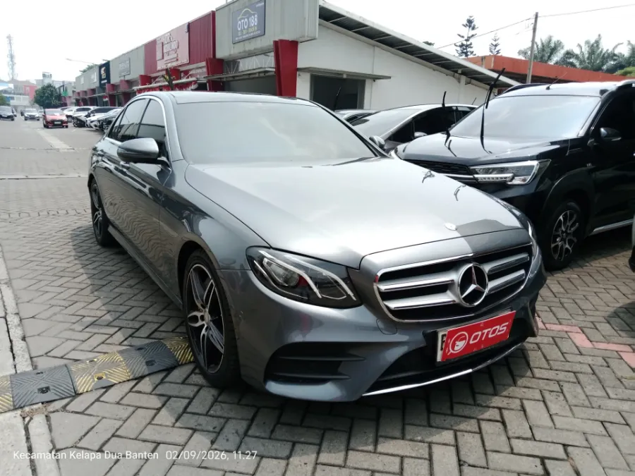 Foto Mobil Bekas Kanan Depan Mercedes-Benz E300 2.0 tahun 2017