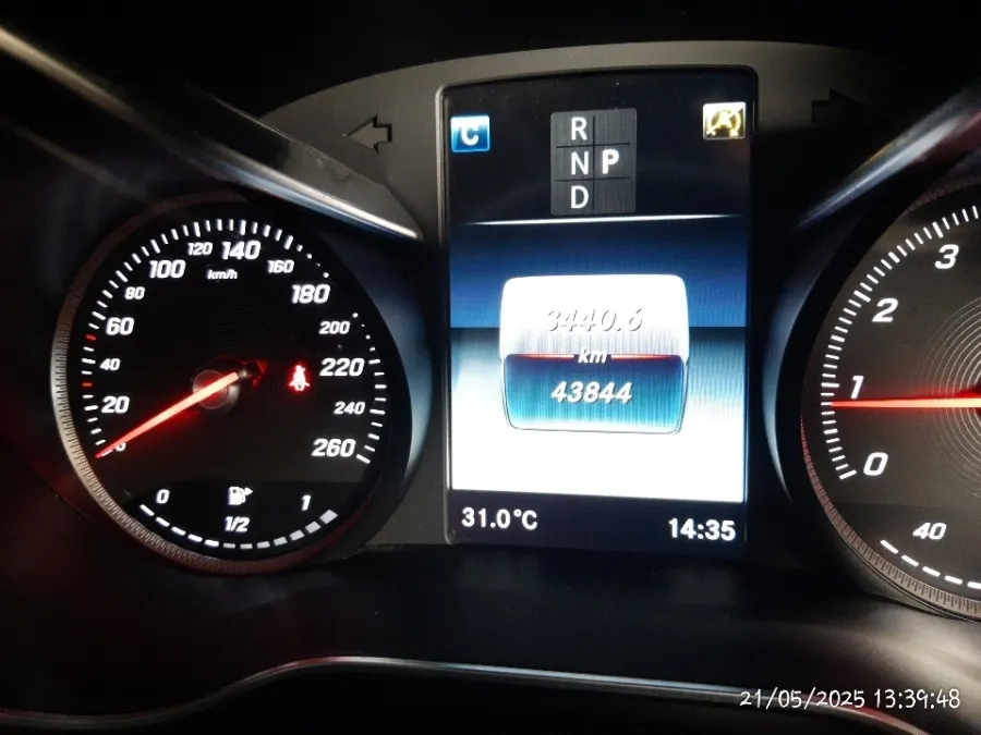Foto Mobil Bekas Odometer Mercedes-Benz E300 2.0 tahun 2017