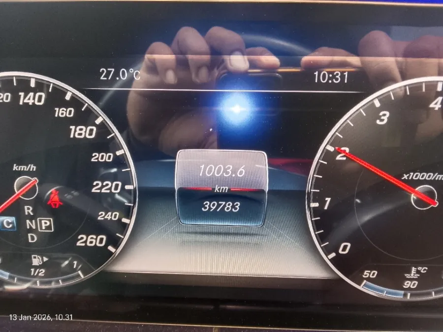 Foto Mobil Bekas Odometer Mercedes-Benz E300 2.0 tahun 2017