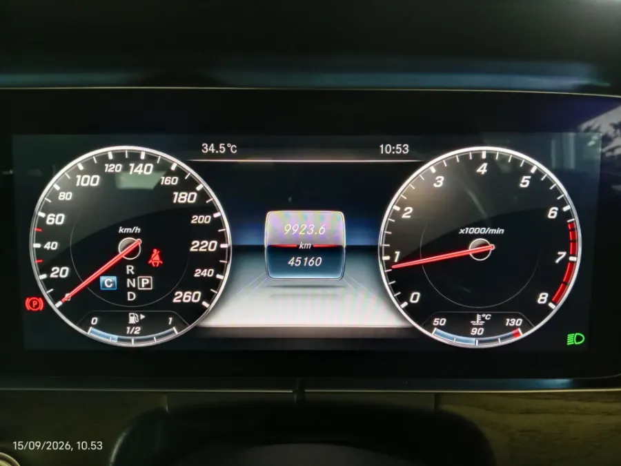 Foto Mobil Bekas Odometer Mercedes-Benz E300 2.0 tahun 2017