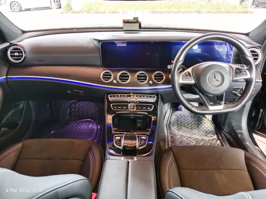 Foto Mobil Bekas Dashboard Mercedes-Benz E300 2.0 tahun 2018