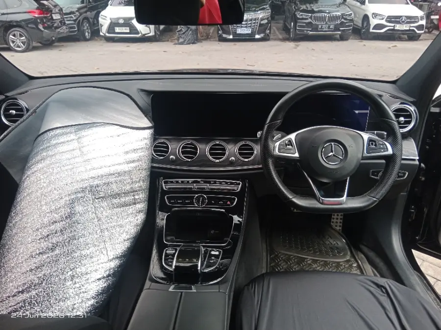 Foto Mobil Bekas Dashboard Mercedes-Benz E300 2.0 tahun 2018