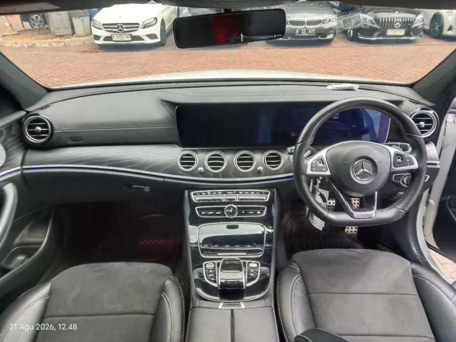 Foto Mobil Bekas Dashboard Mercedes-Benz E300 2.0 tahun 2018