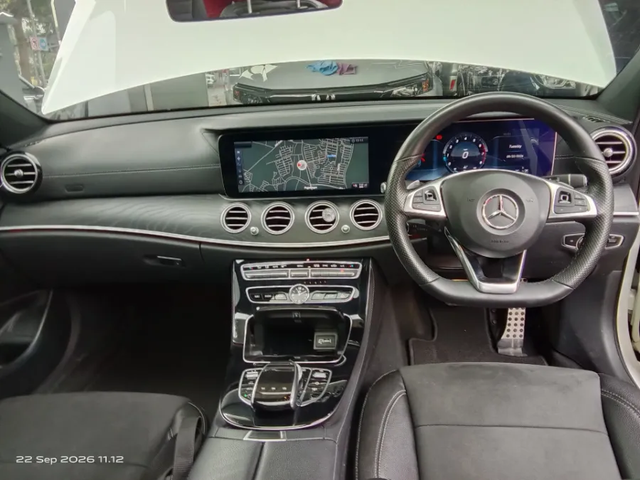 Foto Mobil Bekas Dashboard Mercedes-Benz E300 2.0 tahun 2018