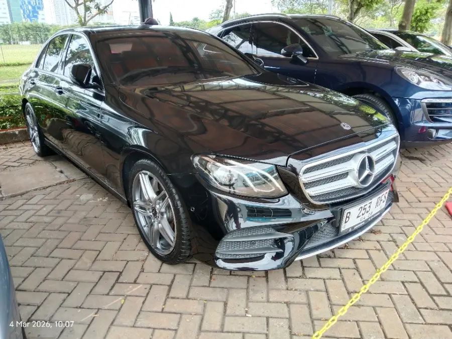 Foto Mobil Bekas Kanan Depan Mercedes-Benz E300 2.0 tahun 2018