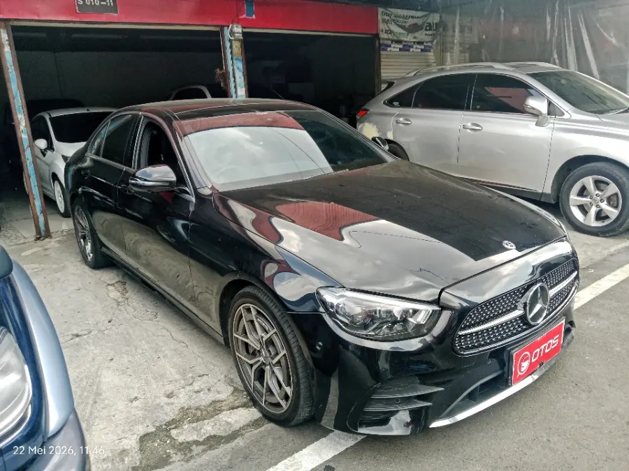 Foto Mobil Bekas Kanan Depan Mercedes-Benz E300 2.0 tahun 2018