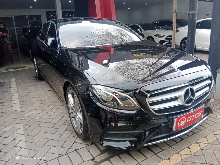 Foto Mobil Bekas Kanan Depan Mercedes-Benz E300 2.0 tahun 2018