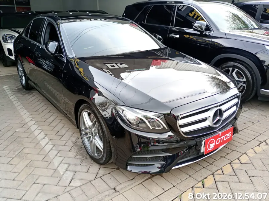 Foto Mobil Bekas Kanan Depan Mercedes-Benz E300 2.0 tahun 2018