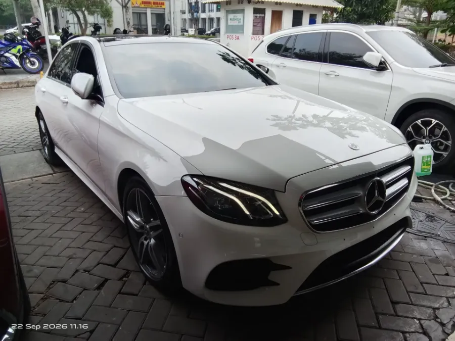 Foto Mobil Bekas Kanan Depan Mercedes-Benz E300 2.0 tahun 2018