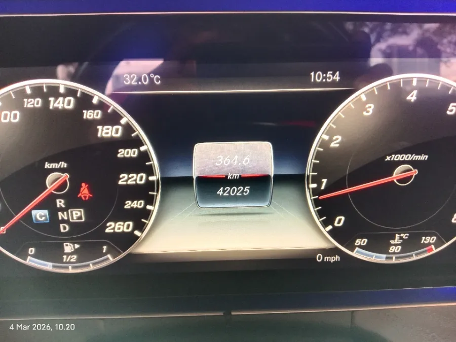 Foto Mobil Bekas Odometer Mercedes-Benz E300 2.0 tahun 2018