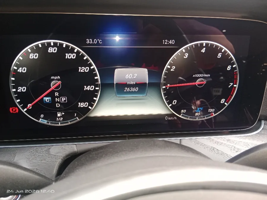 Foto Mobil Bekas Odometer Mercedes-Benz E300 2.0 tahun 2018