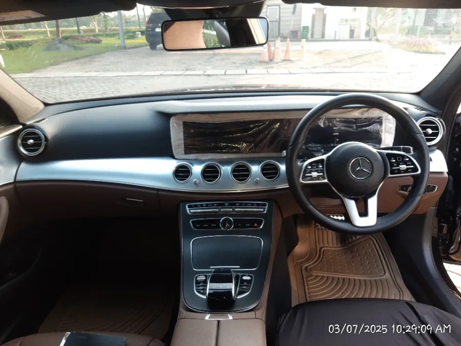 Foto Mobil Bekas Dashboard Mercedes-Benz E300 2.0 tahun 2019