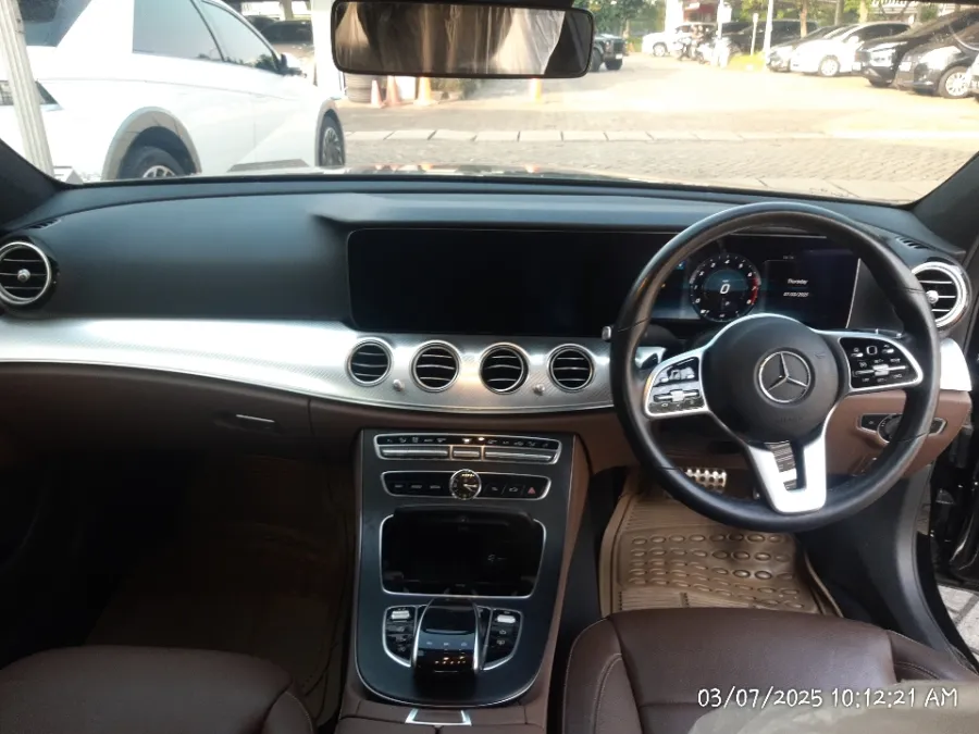 Foto Mobil Bekas Dashboard Mercedes-Benz E300 2.0 tahun 2019