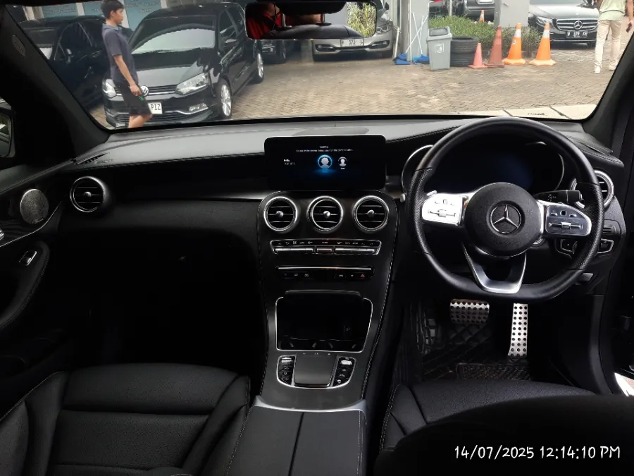 Foto Mobil Bekas Dashboard Mercedes-Benz E300 2.0 tahun 2019