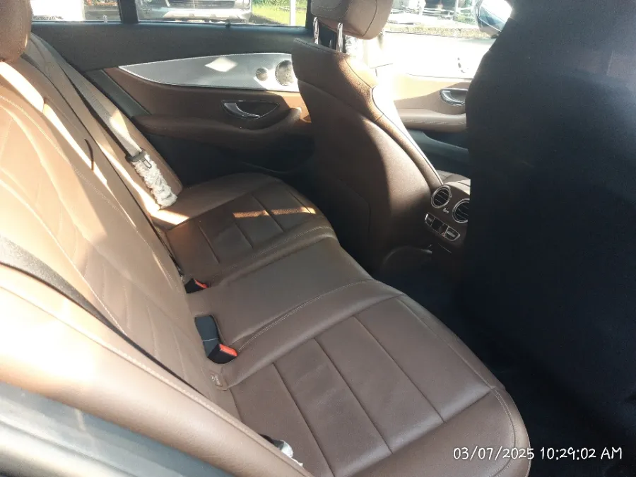 Foto Mobil Bekas Kabin Belakang Mercedes-Benz E300 2.0 tahun 2019
