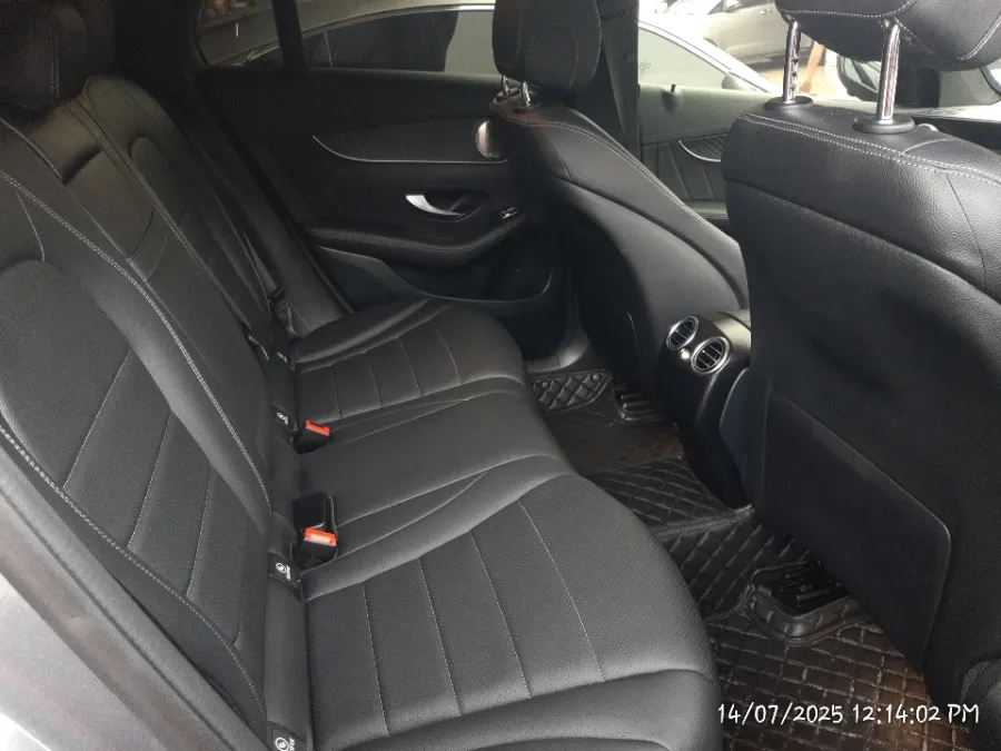 Foto Mobil Bekas Kabin Belakang Mercedes-Benz E300 2.0 tahun 2019