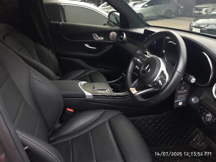 Foto Mobil Bekas Kabin Depan Mercedes-Benz E300 2.0 tahun 2019