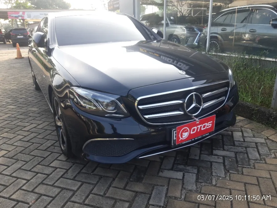 Foto Mobil Bekas Kanan Depan Mercedes-Benz E300 2.0 tahun 2019