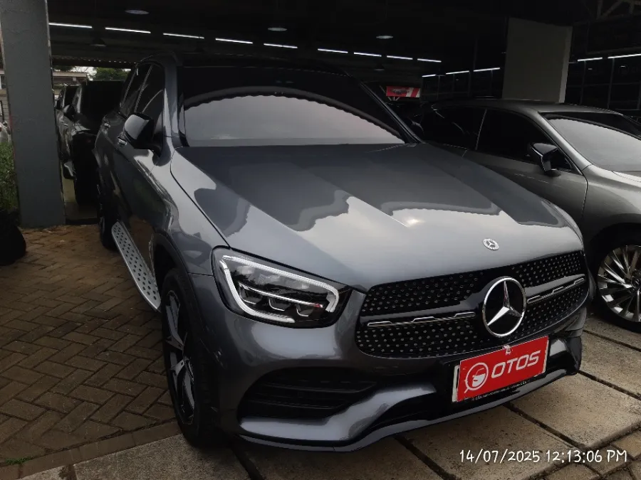 Foto Mobil Bekas Kanan Depan Mercedes-Benz E300 2.0 tahun 2019