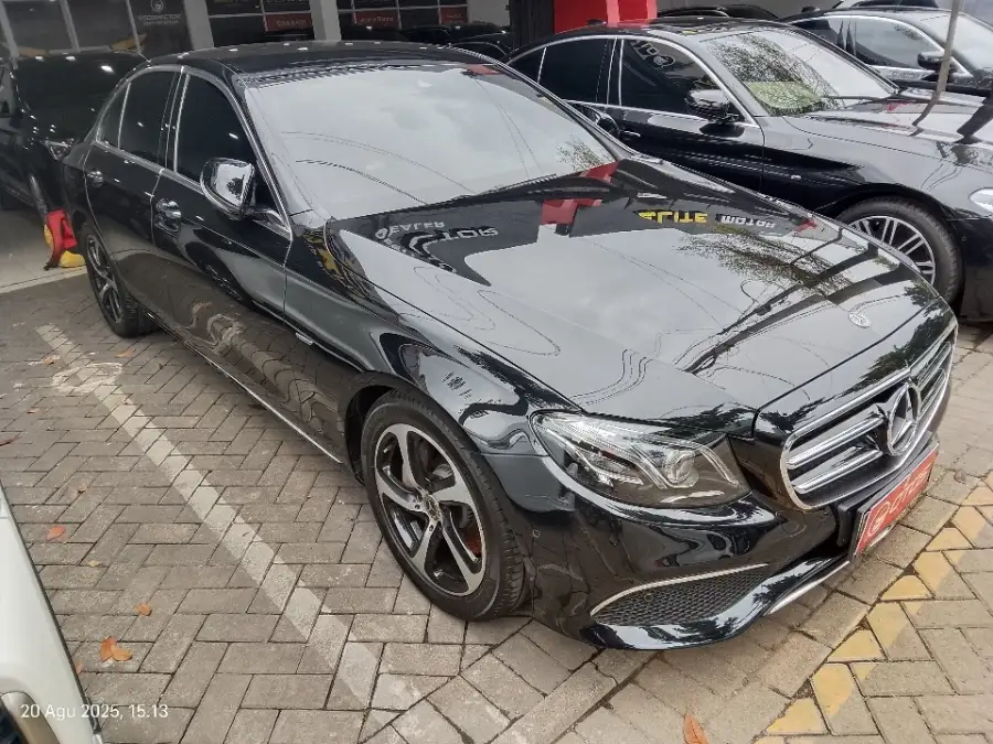Foto Mobil Bekas Kanan Depan Mercedes-Benz E300 2.0 tahun 2019