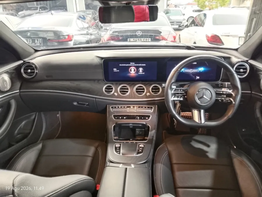 Foto Mobil Bekas Dashboard Mercedes-Benz E300 2.0 tahun 2021