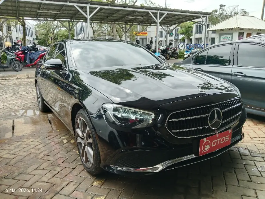 Foto Mobil Bekas Kanan Depan Mercedes-Benz E300 2.0 tahun 2021