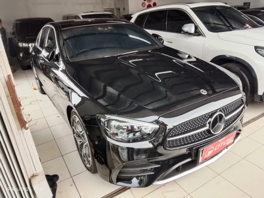 Foto Mobil Bekas Kanan Depan Mercedes-Benz E300 2.0 tahun 2021