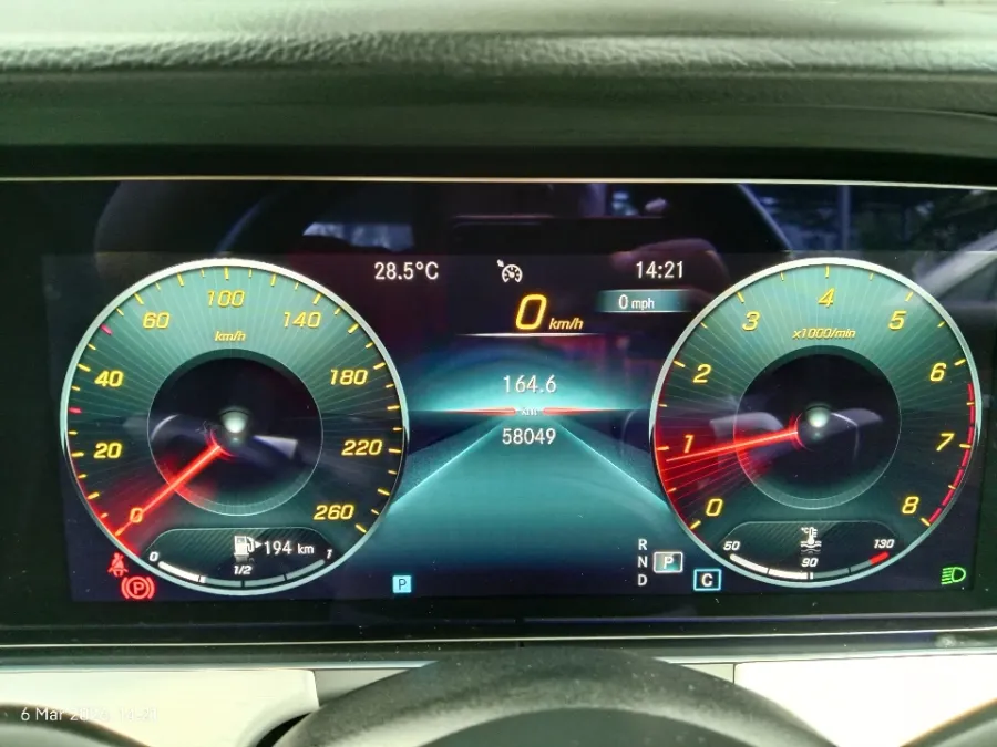 Foto Mobil Bekas Odometer Mercedes-Benz E300 2.0 tahun 2021
