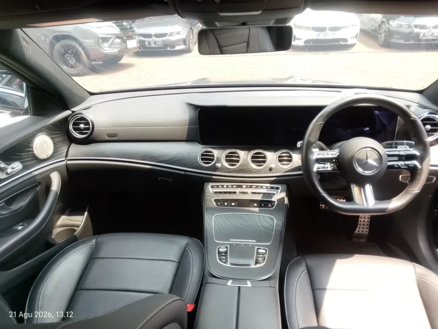 Foto Mobil Bekas Dashboard Mercedes-Benz E300 2.0 tahun 2022