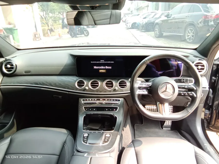 Foto Mobil Bekas Dashboard Mercedes-Benz E300 2.0 tahun 2022