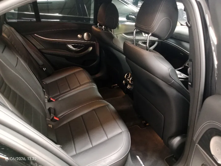 Foto Mobil Bekas Kabin Belakang Mercedes-Benz E300 2.0 tahun 2022