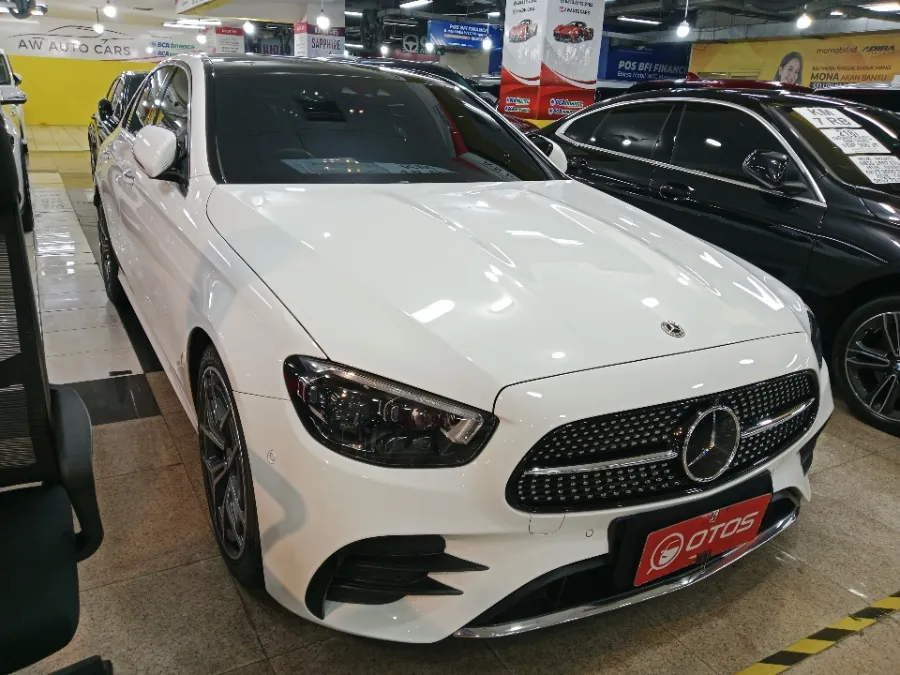 Foto Mobil Bekas Kanan Depan Mercedes-Benz E300 2.0 tahun 2022